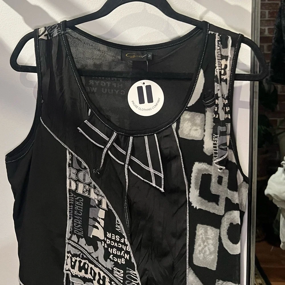Newspaper dress with black and white patchwork layers - Picture 5 of 10